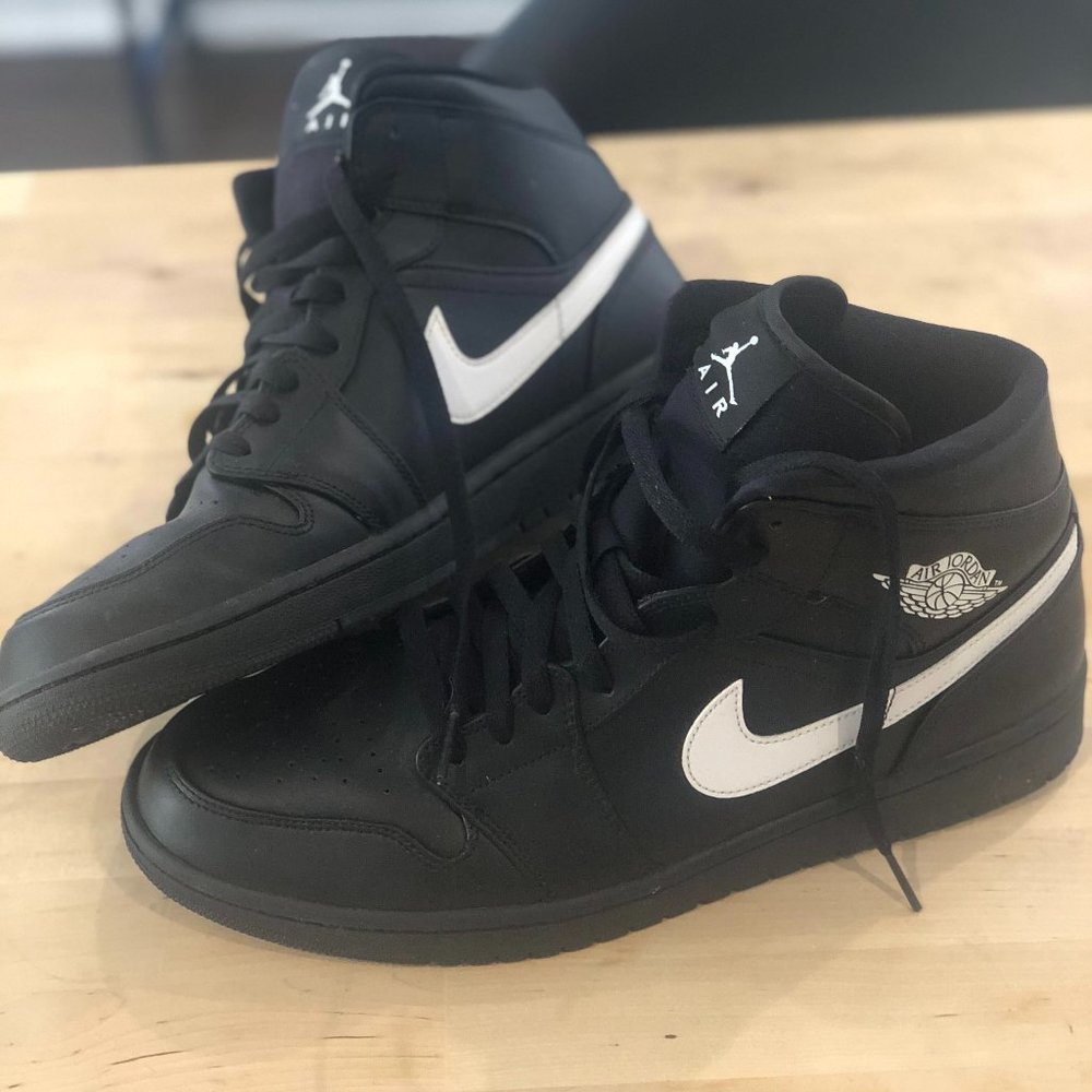 Mid-Jordan 1's black and white
